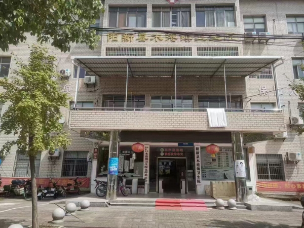 陽(yáng)新縣某衛(wèi)生院無(wú)影燈、手術(shù)床安裝完畢